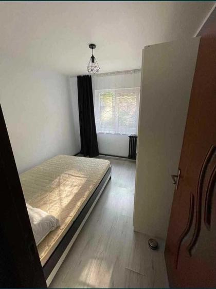 Apartament cu 3 camere semidecomandat în Podu Roș