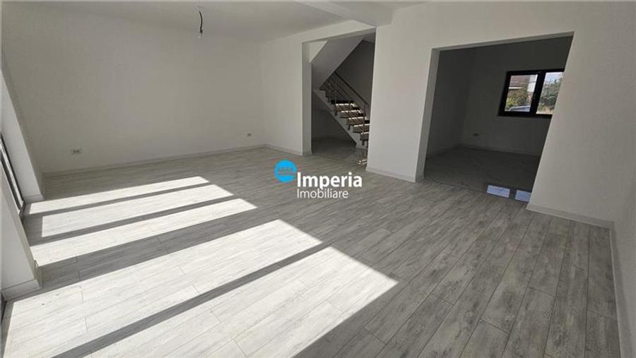 Duplex cu 4 camere cu Canalizare în Bucium