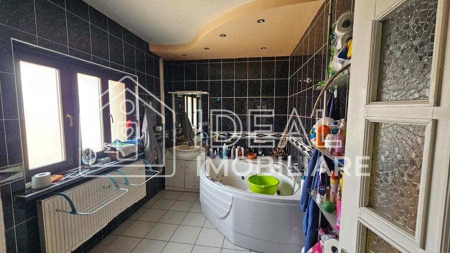 Casă individuală cu 8 camere cu Canalizare în Țiglari