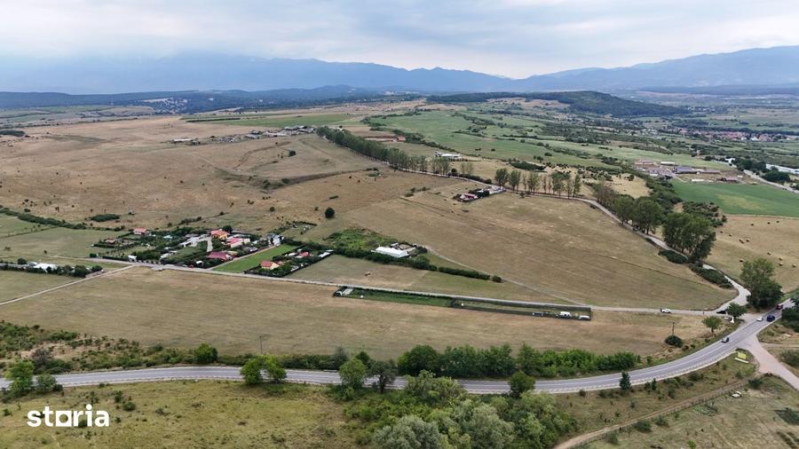 Teren de 11500 mp, în Roșia