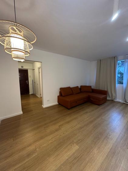 Apartament cu 3 camere semidecomandat în 1 Decembrie 1918