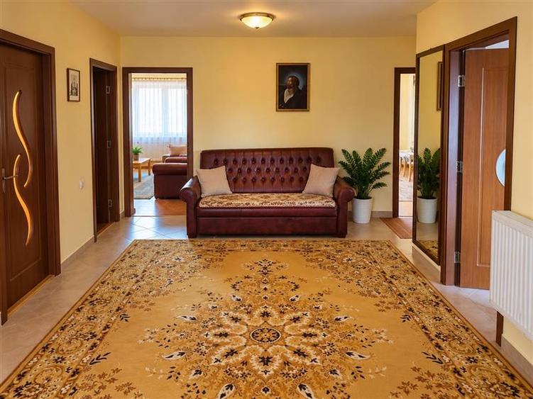 Casă cu 5 camere cu Teren 650 Mp în Exterior Est