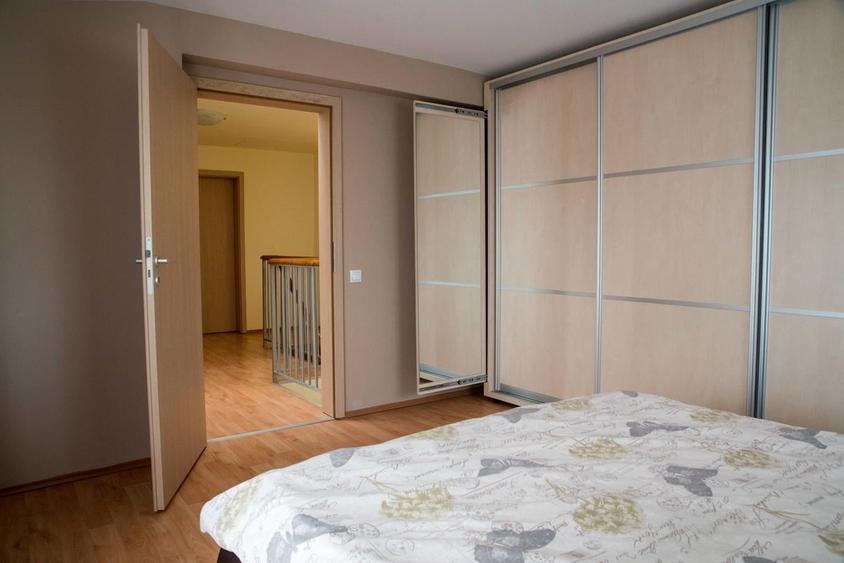 Apartament cu 4 camere decomandat, mobilat în Între Lacuri