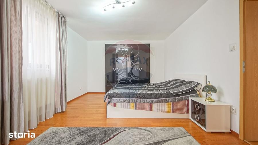 Casă cu 7 camere decomandat cu Teren 1167 Mp în Tractorul