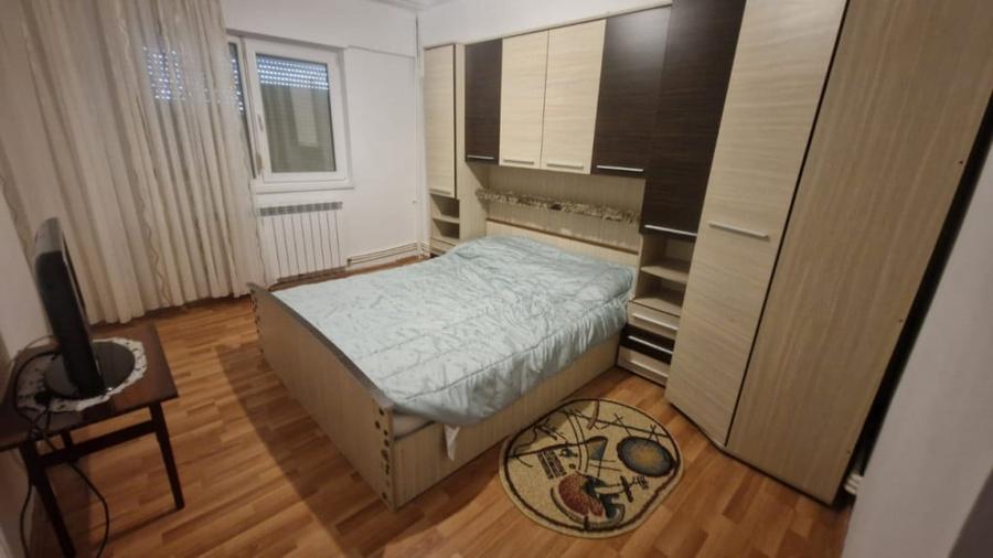 Apartament cu 3 camere semidecomandat în Păcii