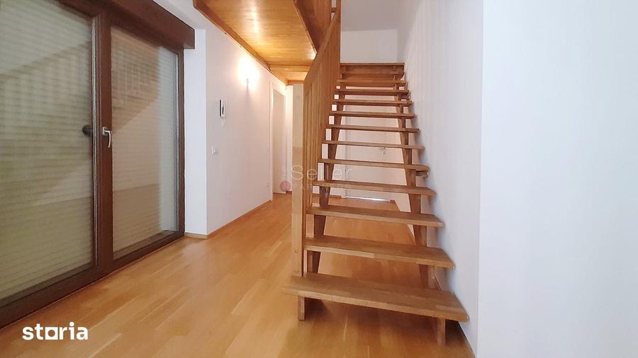 Casă cu 8 camere cu Teren 522 Mp în Schei