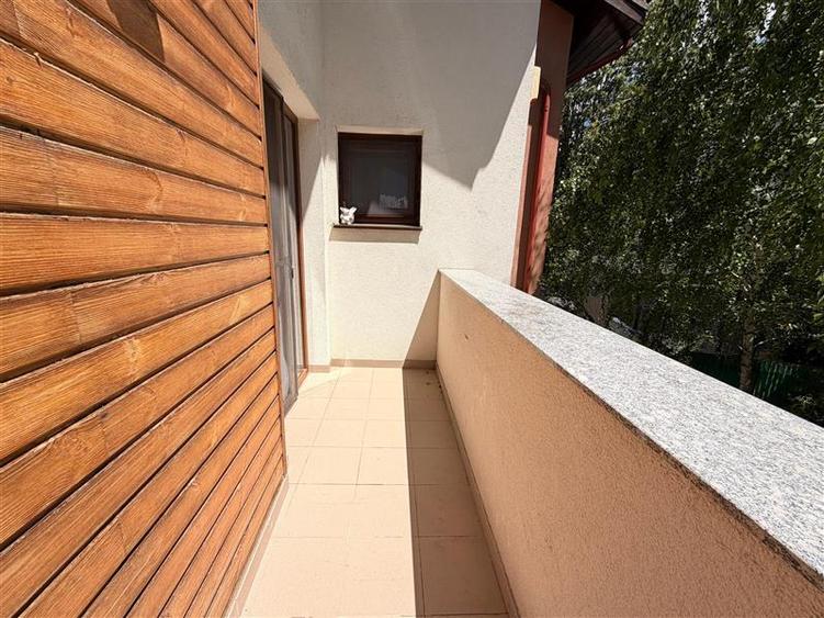 Casă individuală cu 9 camere cu Teren 400 Mp în Central