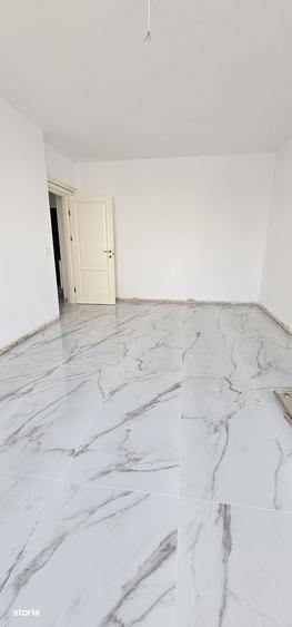 Apartament cu 3 camere decomandat în Tractorul