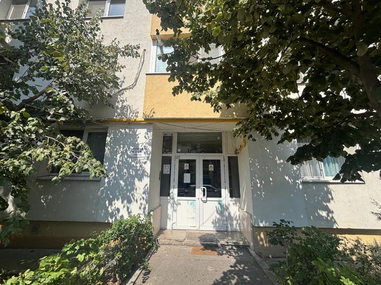 Apartament cu 4 camere decomandat în Iancului