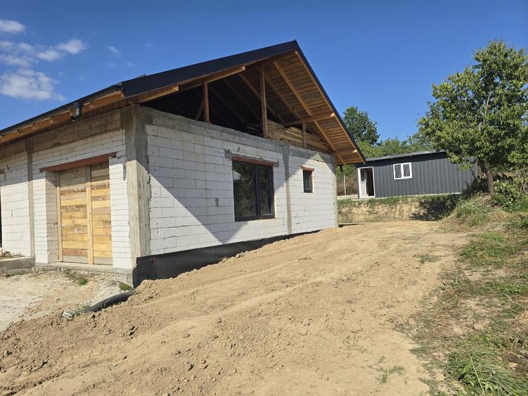 Casă cu 4 camere în Calotești