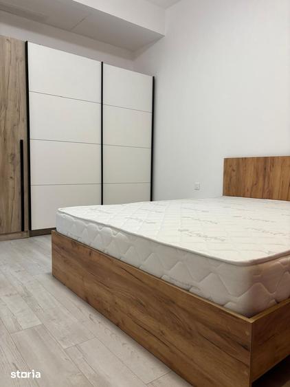 Apartament cu 3 camere semidecomandat în Văcăresti