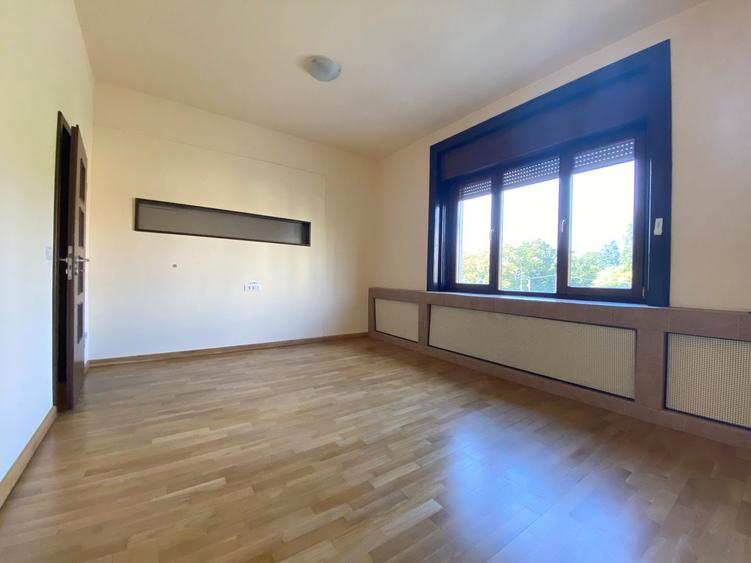 Apartament cu 4 camere decomandat, mobilat în Central