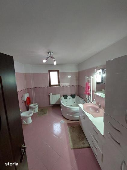 Casă cu 8 camere cu Canalizare în Garoafa