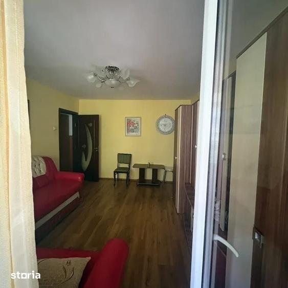 Apartament cu 3 camere semidecomandat în Craiovița Nouă