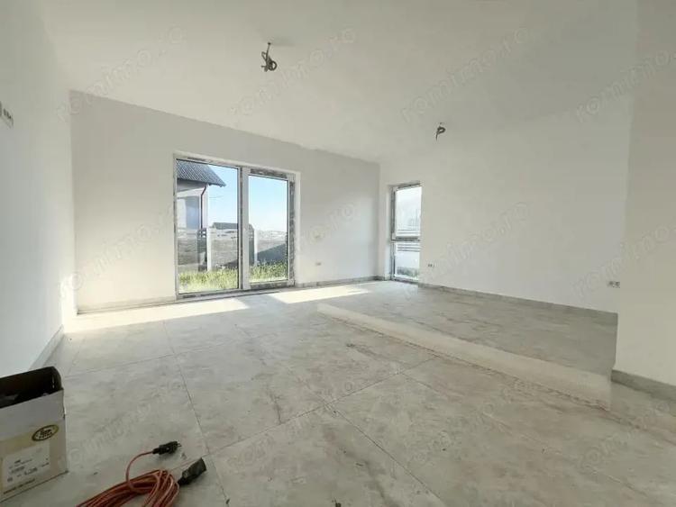 Casă cu 5 camere cu Teren 653 Mp în Giarmata