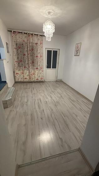 Casă cu 4 camere decomandat în Central