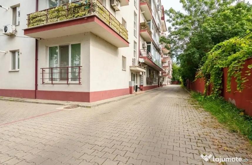 Apartament cu 3 camere decomandat în Uverturii
