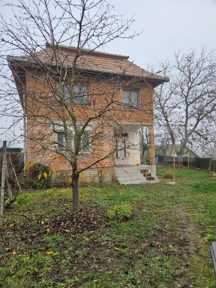 Casă individuală cu 4 camere cu Teren 976 Mp în Luna