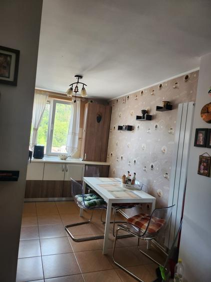 Apartament cu 3 camere semidecomandat în Est