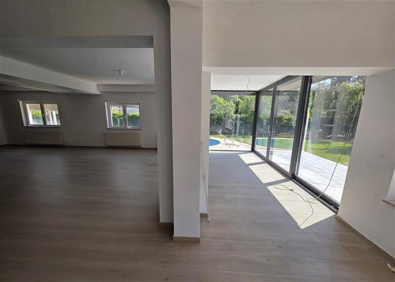Casă individuală cu 5 camere cu Piscina în Central