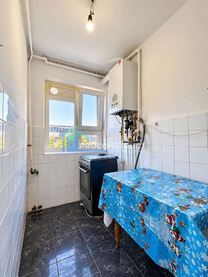 Apartament cu 3 camere semidecomandat, mobilat în Dacia