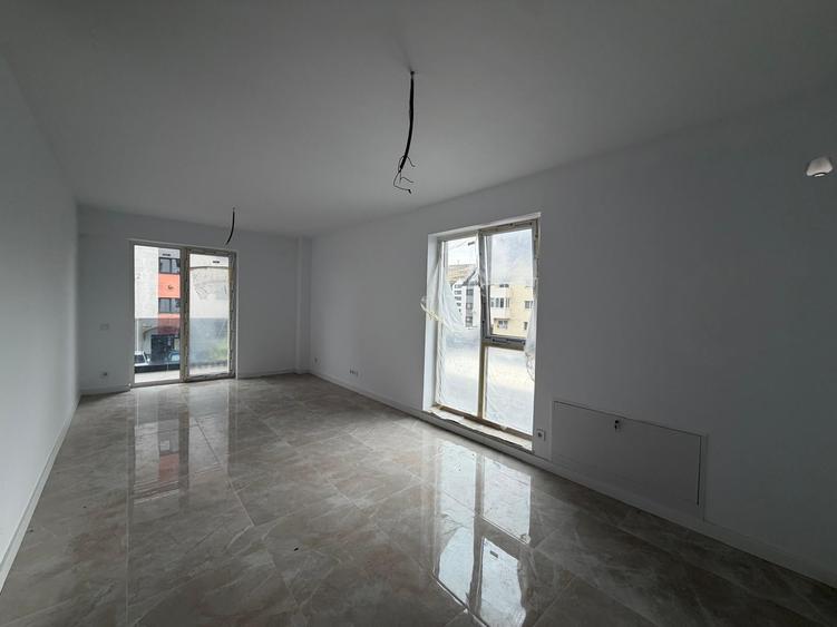Apartament cu 3 camere semidecomandat în Florești