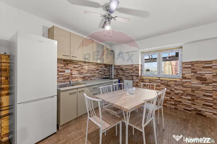 Apartament cu 4 camere decomandat în Intim