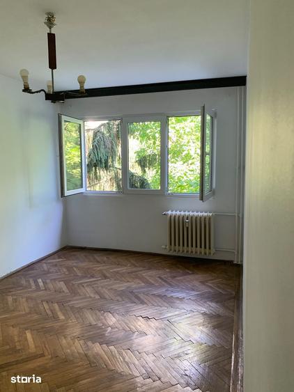 Apartament cu 3 camere semidecomandat în Berceni