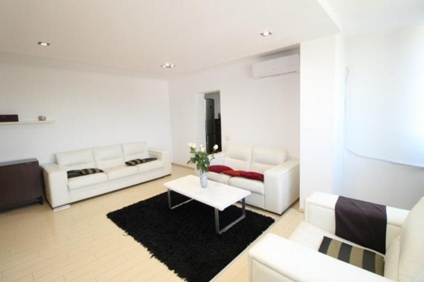 Apartament cu 3 camere semidecomandat, mobilat în Alexandru Obregia