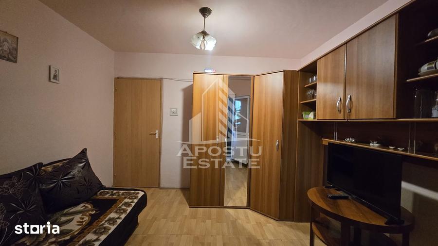Apartament cu 4 camere semidecomandat, mobilat în Aradului