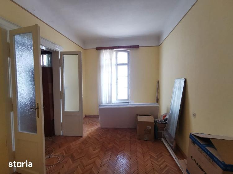 Apartament cu 3 camere semidecomandat în Central