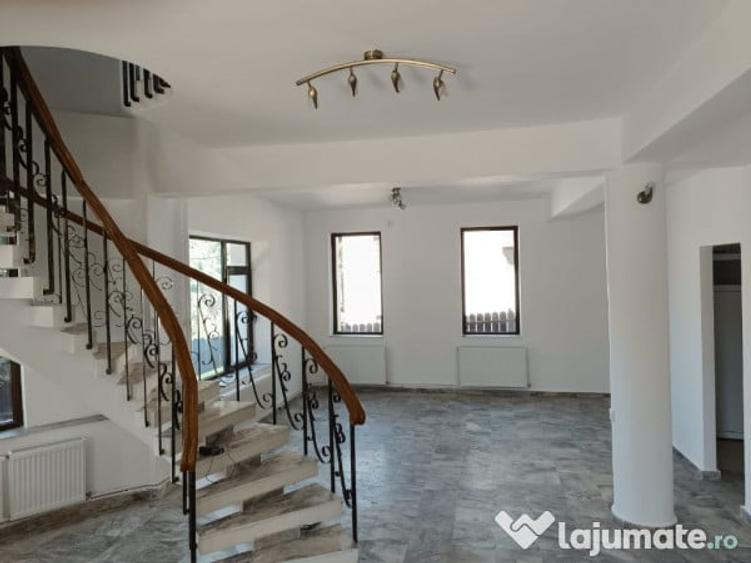 Casă cu 3 camere cu Teren 500 Mp în Central