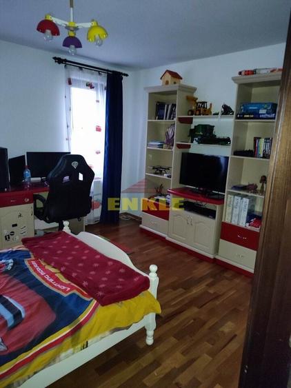 Casă individuală cu 5 camere cu Canalizare în Periferie
