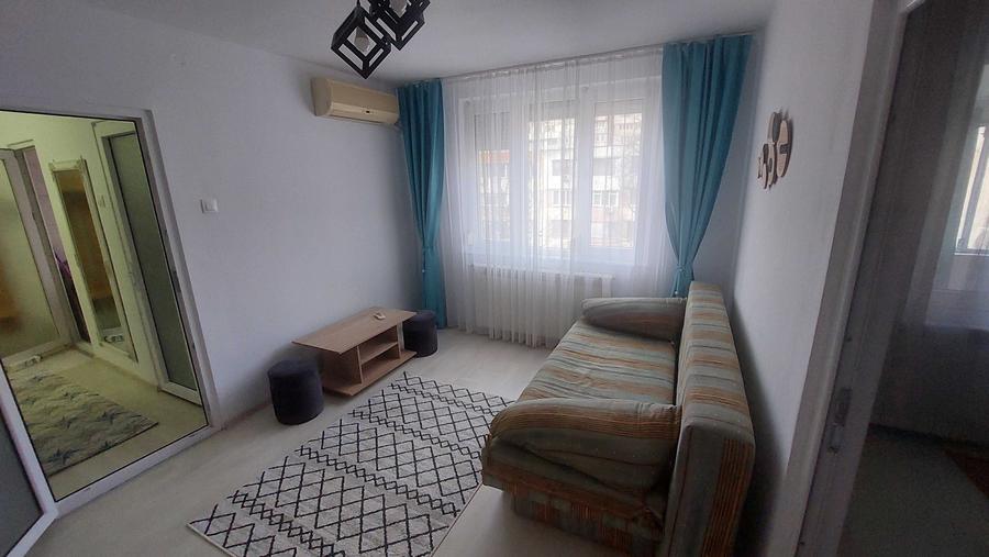 Apartament cu 3 camere semidecomandat în Micro 19