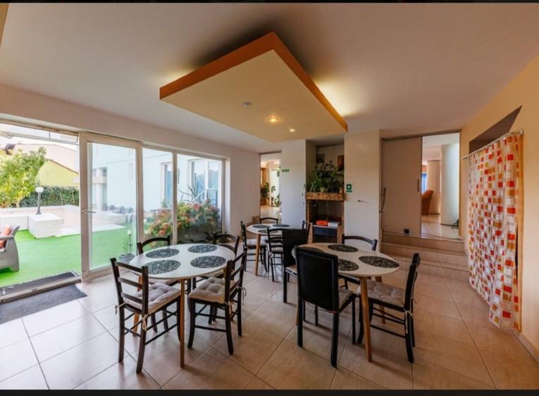 Casă individuală cu 7 camere cu Teren 1000 Mp în Girocului
