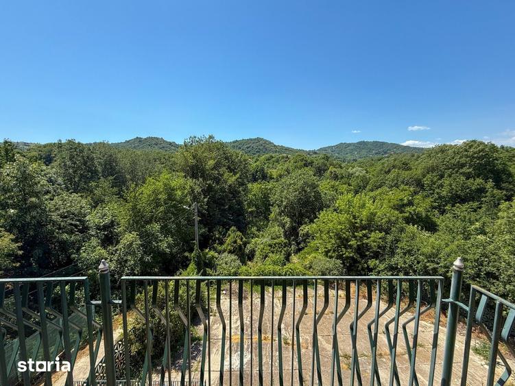 Casă cu 8 camere cu Teren 1289 Mp în Central