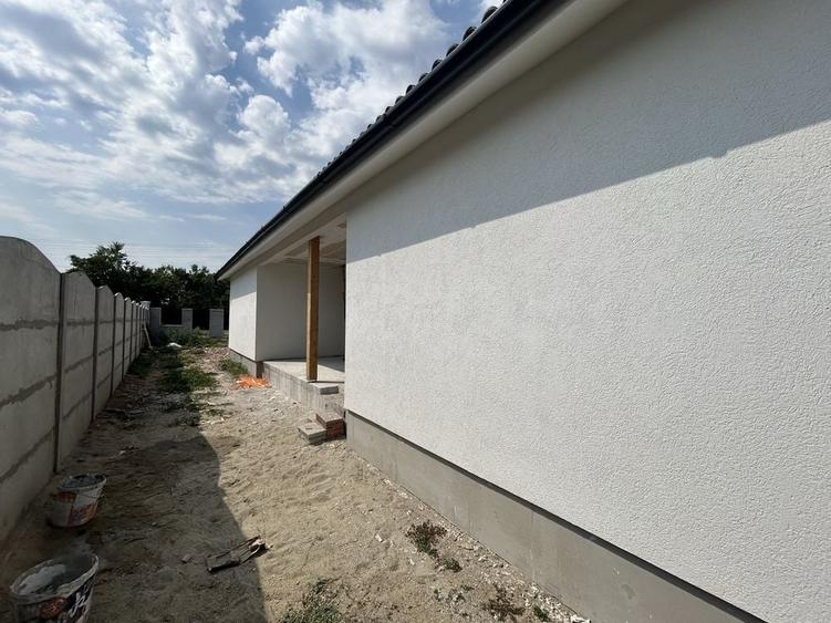 Casă cu 3 camere în Lazuri