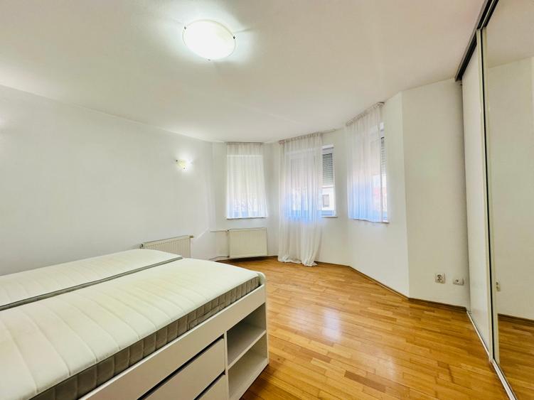 Duplex cu 4 camere cu Garaj în Central