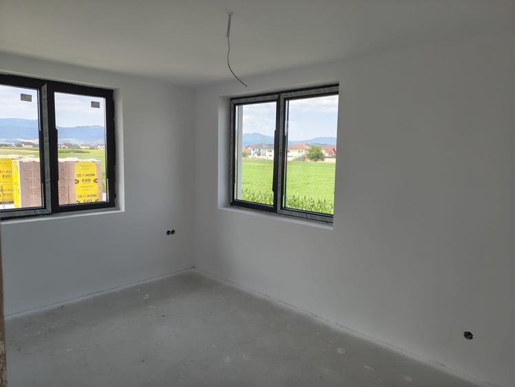 Casă individuală cu 4 camere cu Teren 310 Mp în Cristian