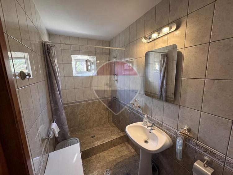 Casă individuală cu 6 camere cu Teren 268 Mp în Între Lacuri