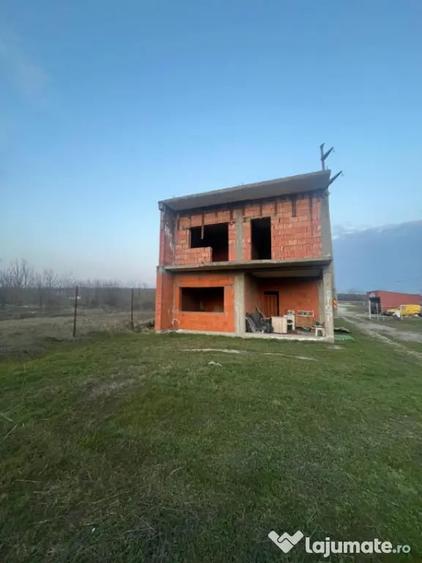 Casă cu 7 camere cu Teren 500 Mp în Bariera Vâlcii
