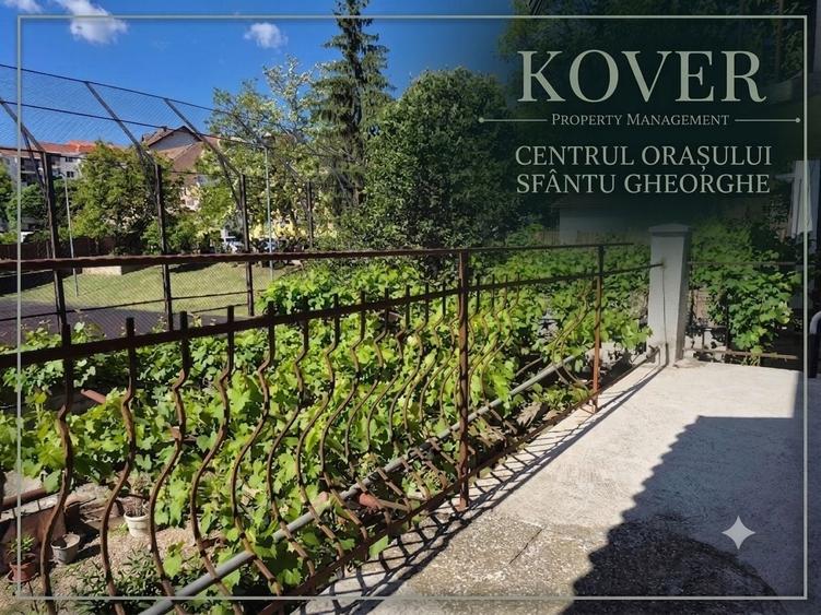 Casă individuală cu 7 camere cu Canalizare în Central