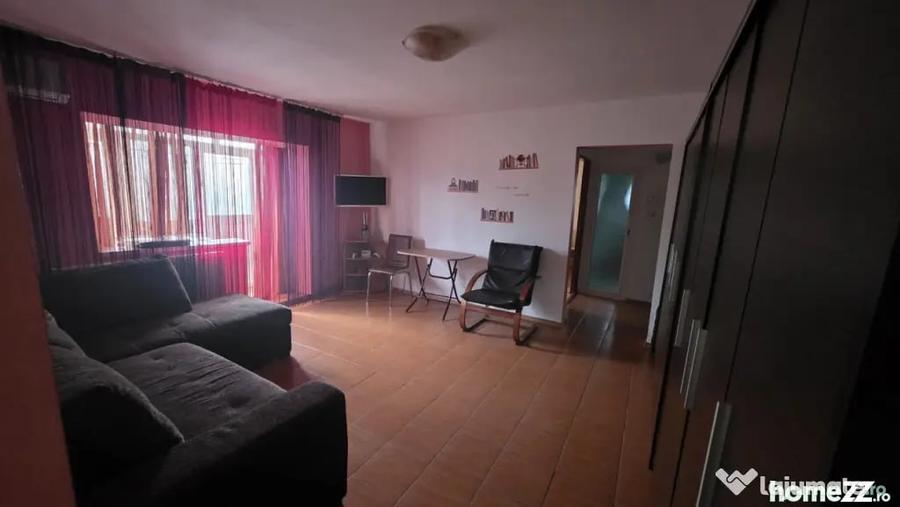 Apartament cu 3 camere semidecomandat în Central