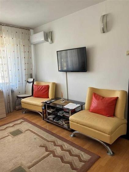 Apartament cu 3 camere semidecomandat în Mircea cel Bătrân