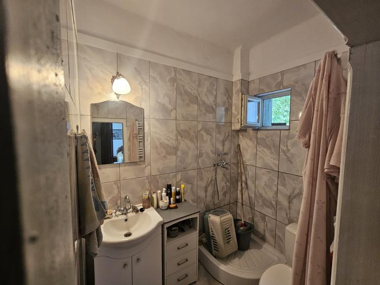 Casă individuală cu 6 camere cu Canalizare în Lipovei