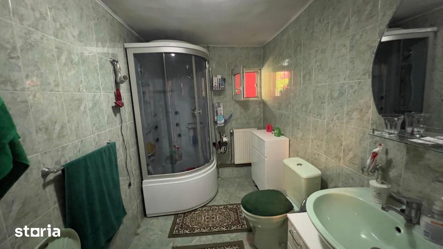 Casă cu 6 camere cu Teren 439 Mp în Petros