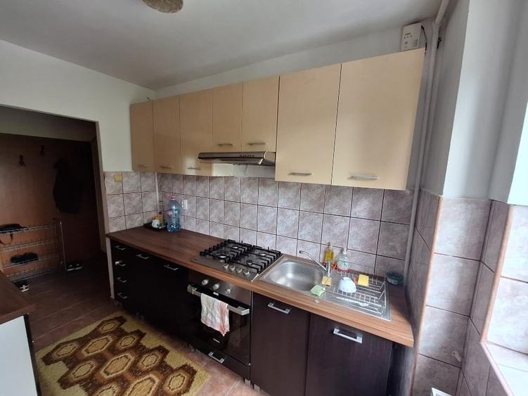 Apartament cu 3 camere semidecomandat, mobilat în Dacia