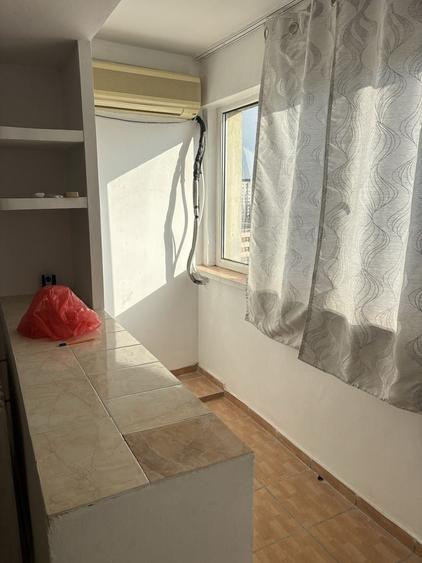 Apartament cu 3 camere semidecomandat în Colentina