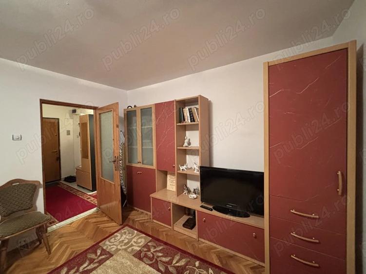 Apartament cu 3 camere decomandat, mobilat în Aradului