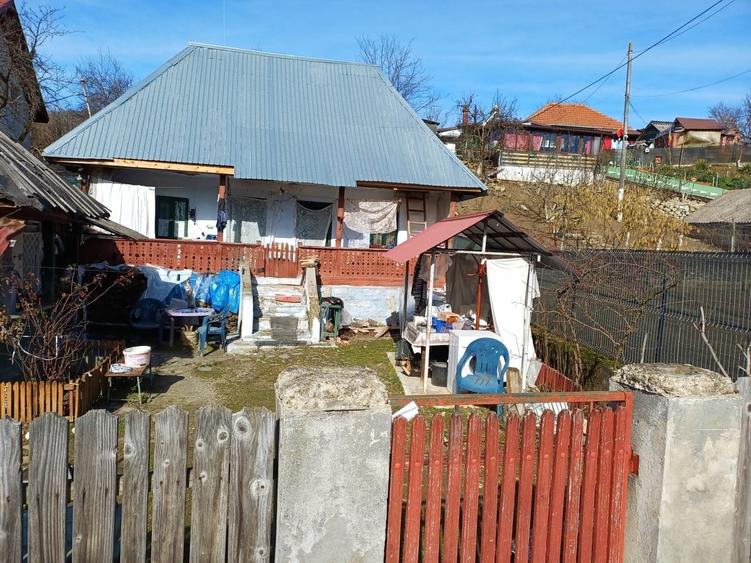 Casă cu 2 camere cu Teren 1734 Mp în Central